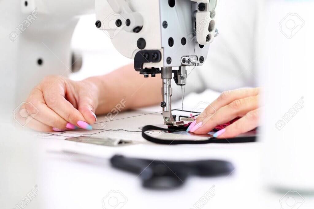 mãos fazendo costura