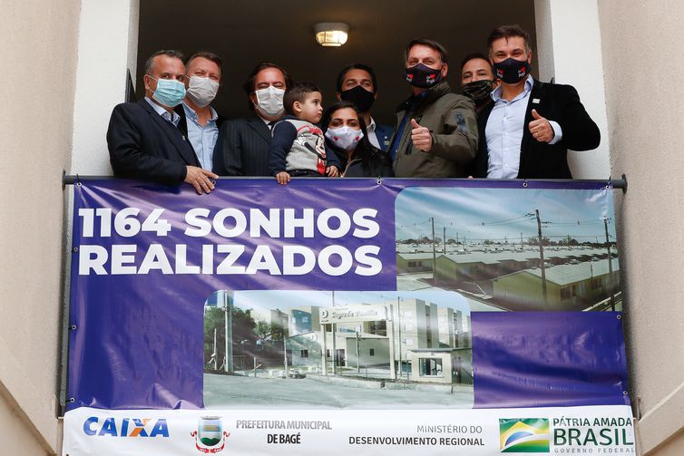 Bolsonaro entrega 1,16 mil casas em município gaúcho