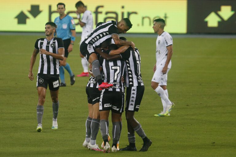 Botafogo supera pressão do Atlético-MG e vence a primeira no Brasileiro