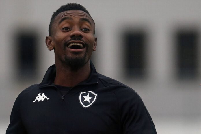 Com Kalou regularizado, Botafogo recebe o Inter pelo Campeonato Brasileiro