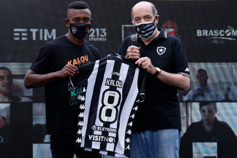Kalou é regularizado no BID e atacante está liberado para estrear pelo Botafogo