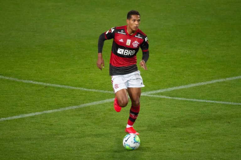 João Lucas comenta chance entre os titulares do Flamengo