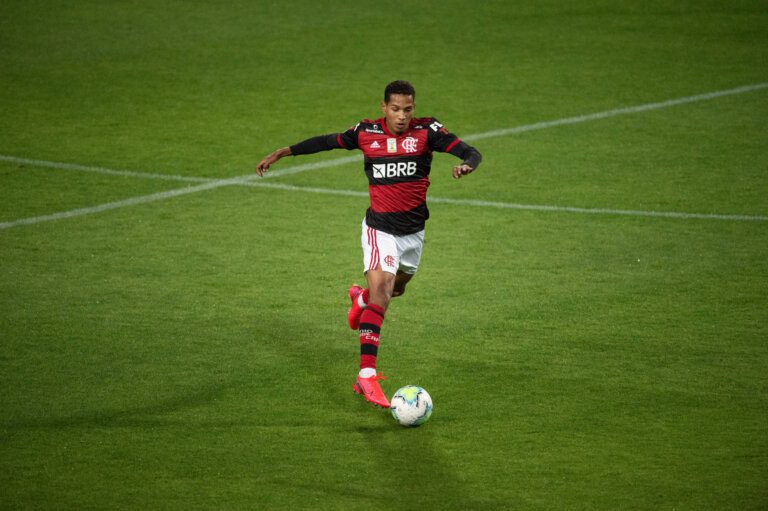 João Lucas vira desfalque no Flamengo por lesão na coxa