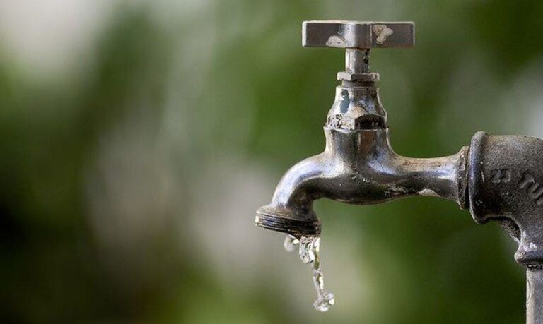IBGE: cerca de 40% da água distribuída no país não chega ao consumidor