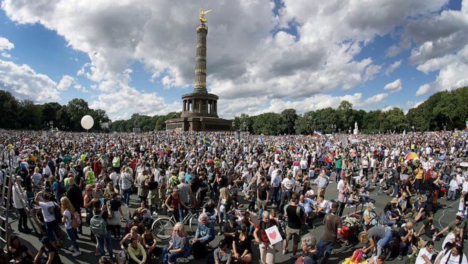 Milhares de pessoas protestam nas ruas de Berlim, Paris e Londres contra medidas restritivas vinculadas à covid-19
