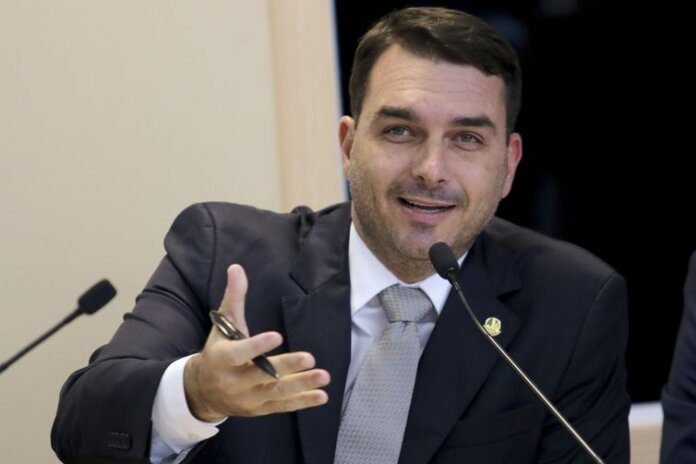 Senador Flávio Bolsonaro testa positivo para covid-19