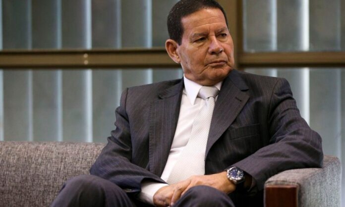 Universitários com condições devem pagar por ensino público, defende Mourão