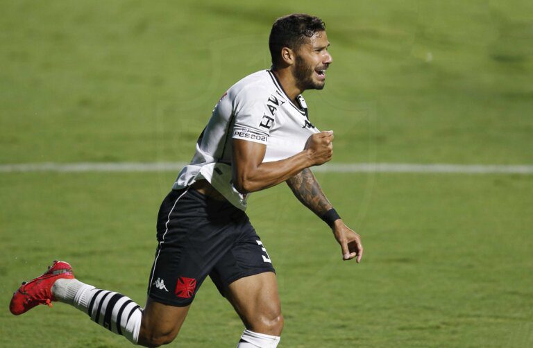 Nos pênaltis, Vasco bate Goiás fora de casa e se classifica na Copa do Brasil