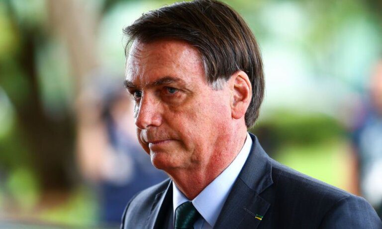 “Vontade de encher sua boca de porrada”, diz Bolsonaro a repórter após questionamento sobre Michelle