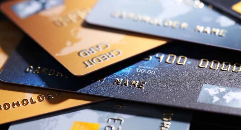 Juro do cartão de crédito diminui, mas ainda é o mais alto do país