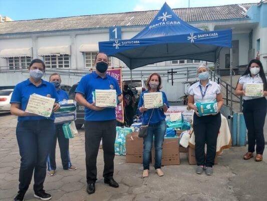 Estudantes doam mais de 2 mil fraldas para a Santa Casa