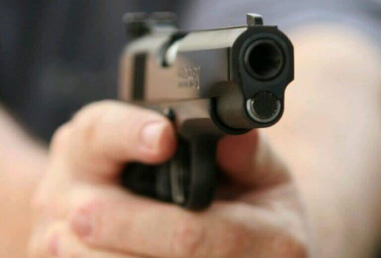 Traficante expulsa homem de lanchonete a tiros, na Roseta, em Marataízes