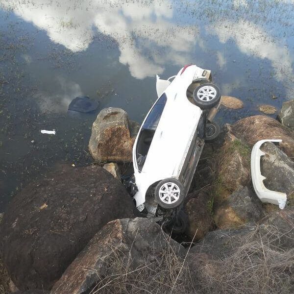 Motorista perde direção e cai dentro do rio em Barra de São Francisco
