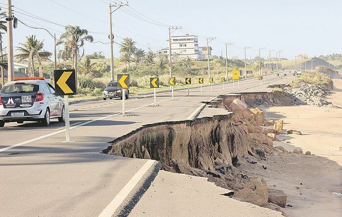 Ressaca causa mais destruição na Rodovia do Sol em Meaípe