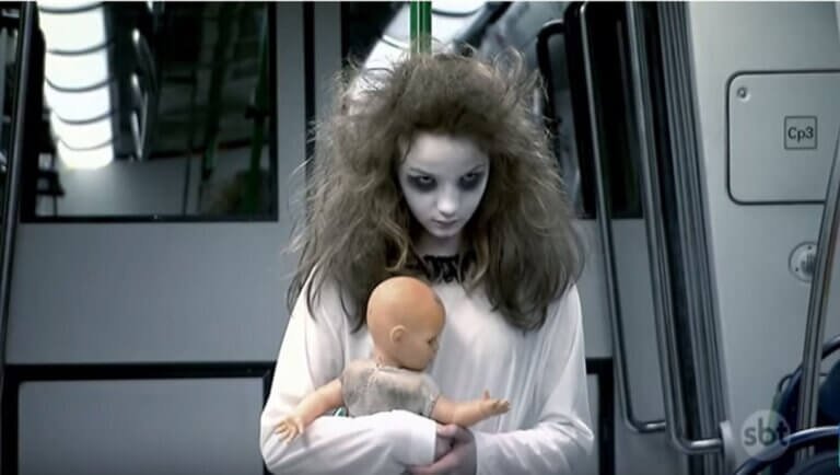 Menina com boneca em uma das melhores pegadinhas de terror de Sílvio Santos