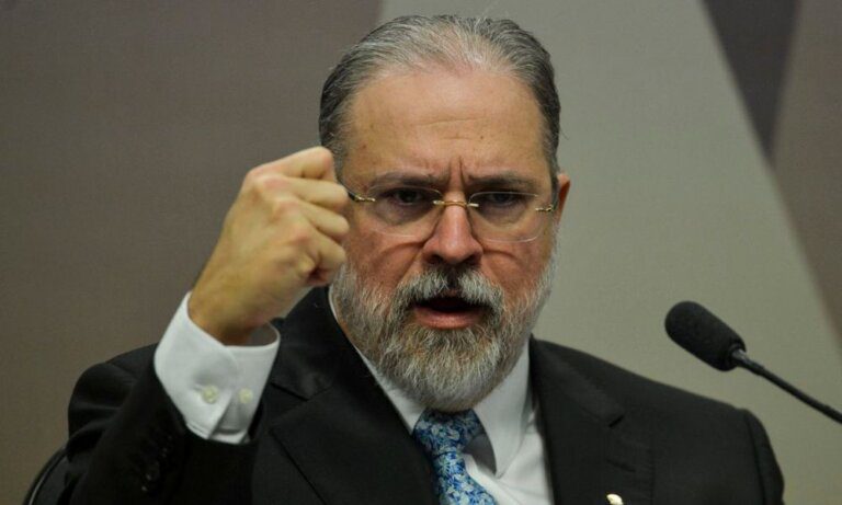 Augusto Aras volta a defender depoimento de Bolsonaro por escrito