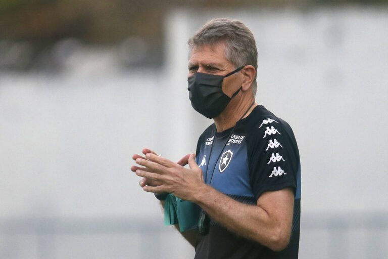 Autuori analisa desempenho físico do Botafogo após vitória contra o Vasco