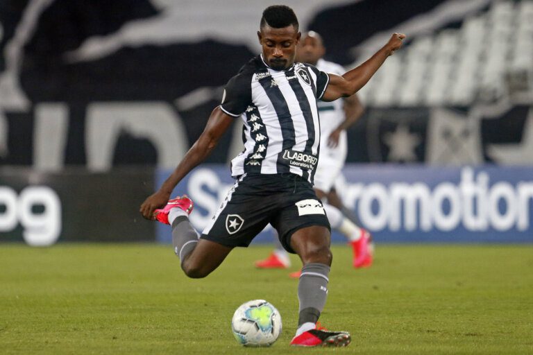 Kalou comemora estreia pelo Botafogo e diz que espera evolução