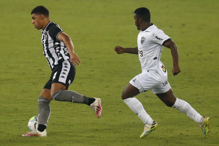 Luís Henrique ainda não viajou para a Europa, mas saída do Botafogo é quase certa