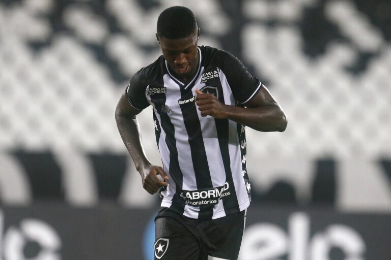 Matheus Babi valoriza melhora do Botafogo em vitória na Copa do Brasil