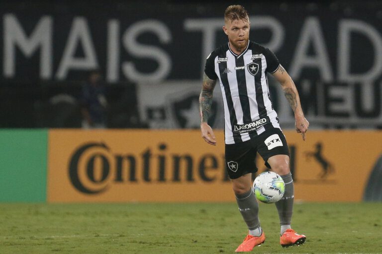Rafael Forster, do Botafogo, prega sabedoria antes de duelo decisivo contra o Vasco