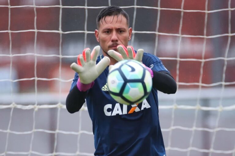 Diego Alves testa negativo para covid-19 e pode voltar a trabalhar no CT do Flamengo