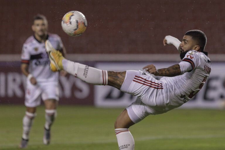 Gabriel Barbosa tem lesão na coxa direita e vira problema para o Flamengo