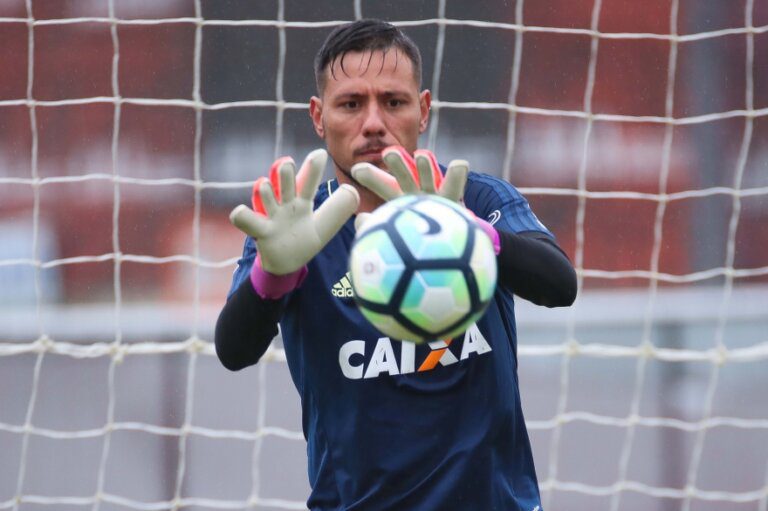 Goleiro Diego Alves, do Flamengo, testa positivo para covid-19