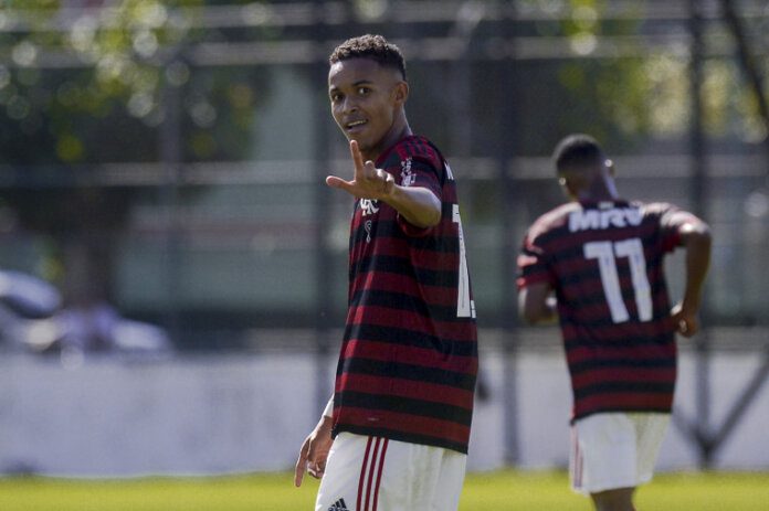 Jogo com Palmeiras pode ser chance de Lázaro no time principal do Flamengo