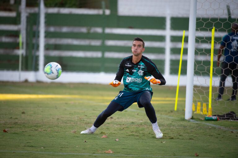 Recuperado da covid-19, César retorna ao gol do Flamengo contra o Ceará