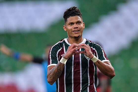 Evanílson chega ao Porto e manda recado a torcedores do Fluminense