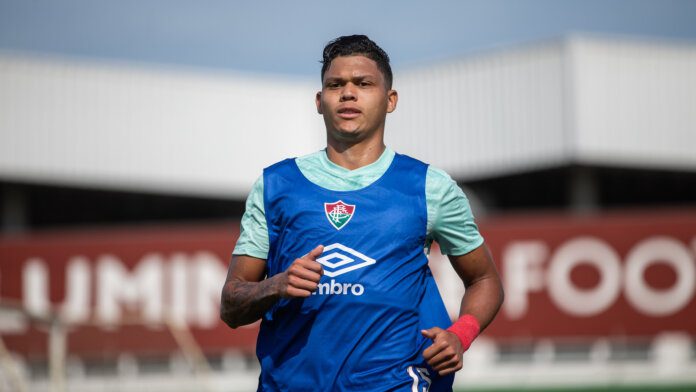 Evanílson lamenta empate com o Atlético-GO e prega foco no São Paulo