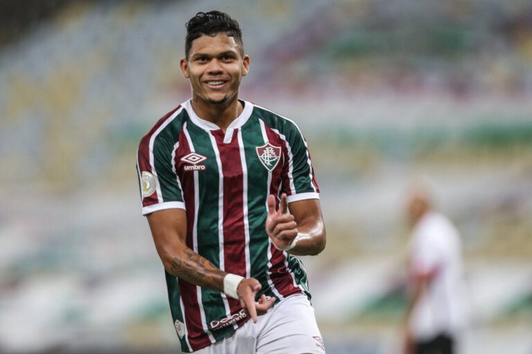 Fluminense anuncia venda de Evanílson para clube português