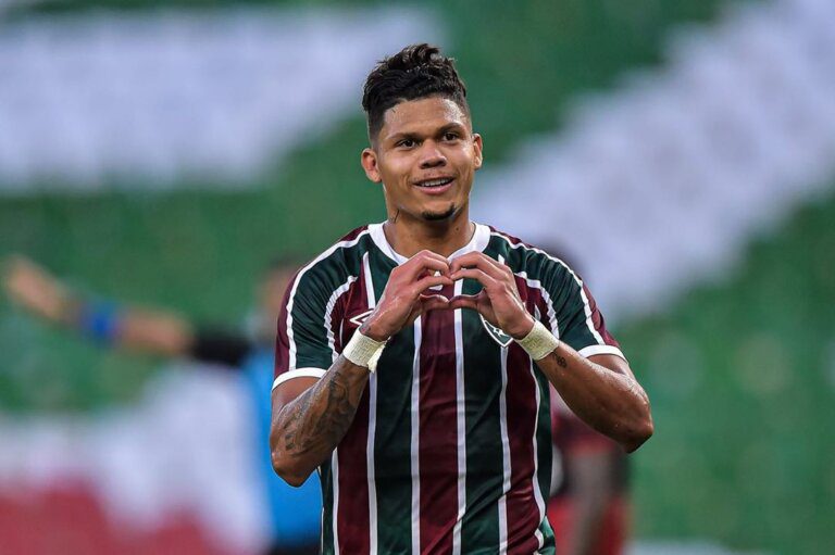 Presidente do Fluminense explica saída de Evanílson para o futebol português