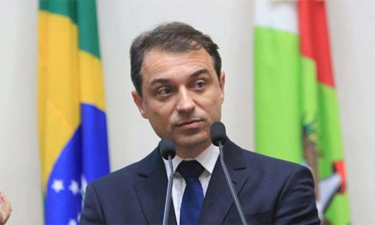 Governador de Santa Catarina é alvo de operação da PF que investiga fraude na compra de respiradores