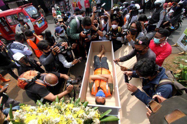 Indonésios pegos sem máscaras podem pagar multa com minutos no caixão