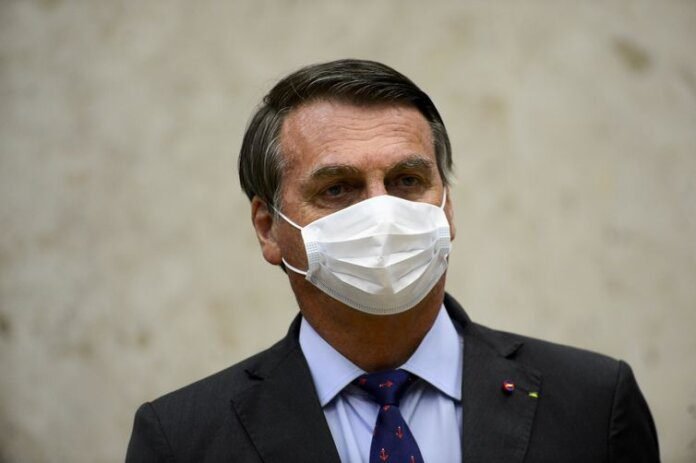 Bolsonaro veta perdão a dívidas de igrejas e sugere derrubada do veto