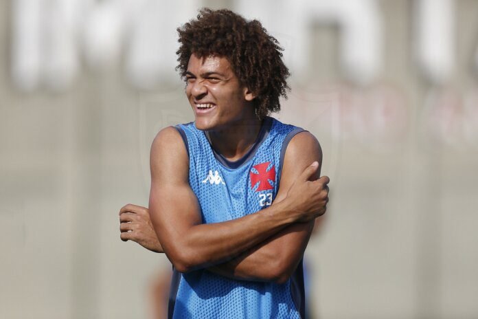 Lateral-esquerdo Neto Borges, do Vasco, surpreende ao atuar na posição de origem