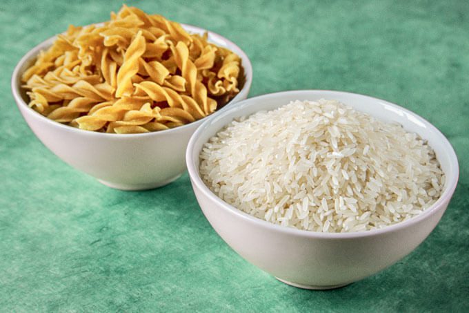 Entenda a relação nutricional entre trocar o arroz por macarrão