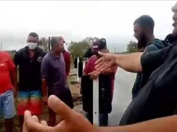 Caminhoneiros fazem protesto na ponte da divisa ES x RJ