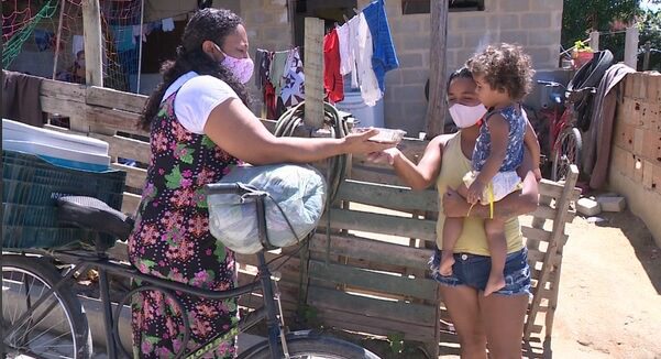 Dona de casa distribui marmitas de bicicleta em Itapemirim