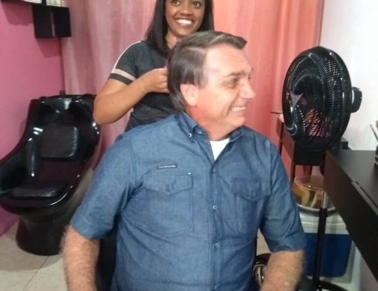 Bolsonaro faz visita surpresa em inauguração de salão de beleza: ‘Até cortou o cabelo’