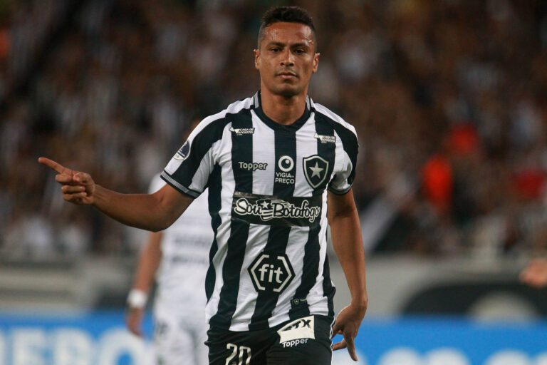 Cícero recebe a camisa 28 em retorno ao Botafogo