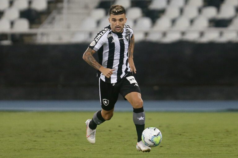 Com desfalque na esquerda, Palmeiras revê emprestado Victor Luis como adversário