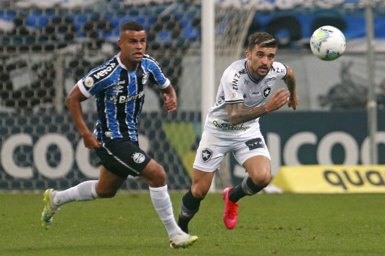 Victor Luís admite má atuação do Botafogo no 2º tempo
