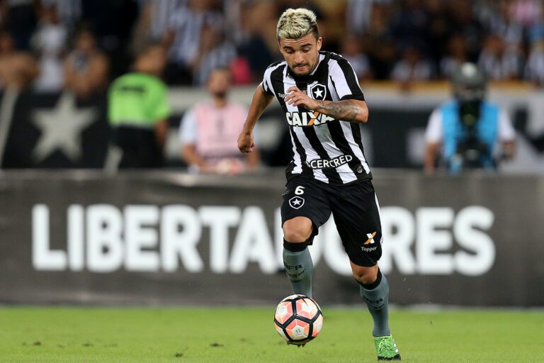 Victor Luís não tem lesão detectada e deve estar disponível no Botafogo para Copa do Brasil