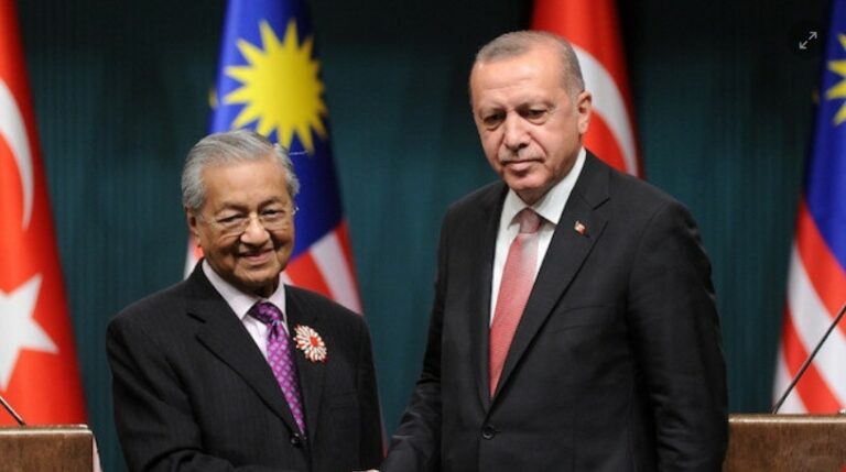 Ex-Primeiro-ministro da Malásia: “Os muçulmanos têm o direito de ficar com raiva e matar milhões de franceses”