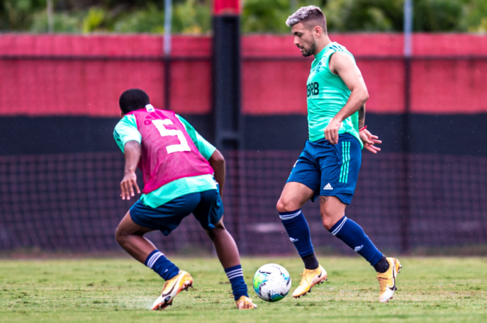 Com Arrascaeta em campo, Flamengo faz jogo-treino contra equipe sub-17