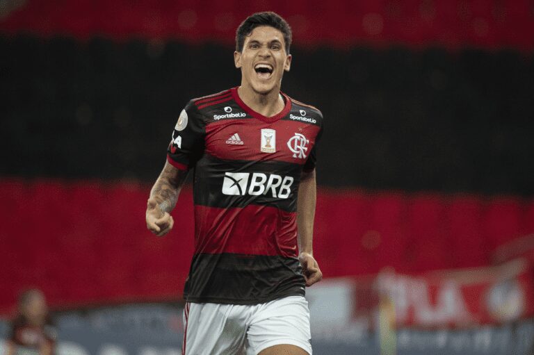 Flamengo vence Goiás com gol nos acréscimos e mantém embalo no Brasileiro