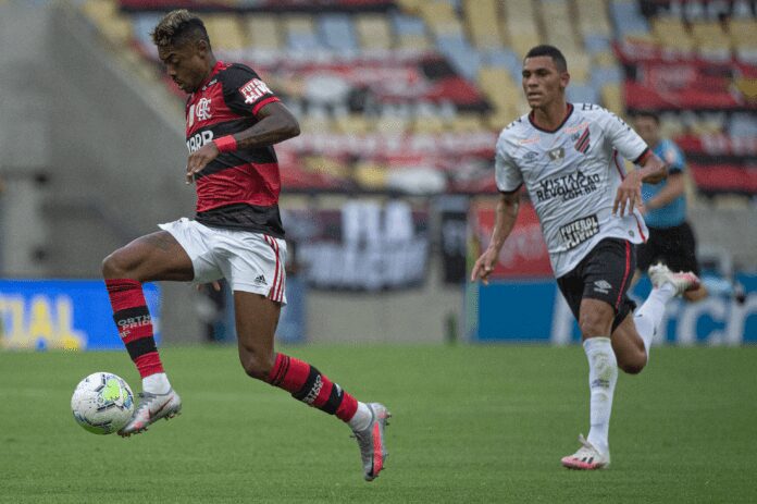 Flamengo vence o Athletico-PR no Maracanã e sobe na tabela do Brasileiro